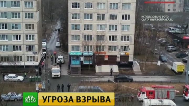 Дмитрий Витов делает репортаж с места обнаружения взрывного устройства в СПб